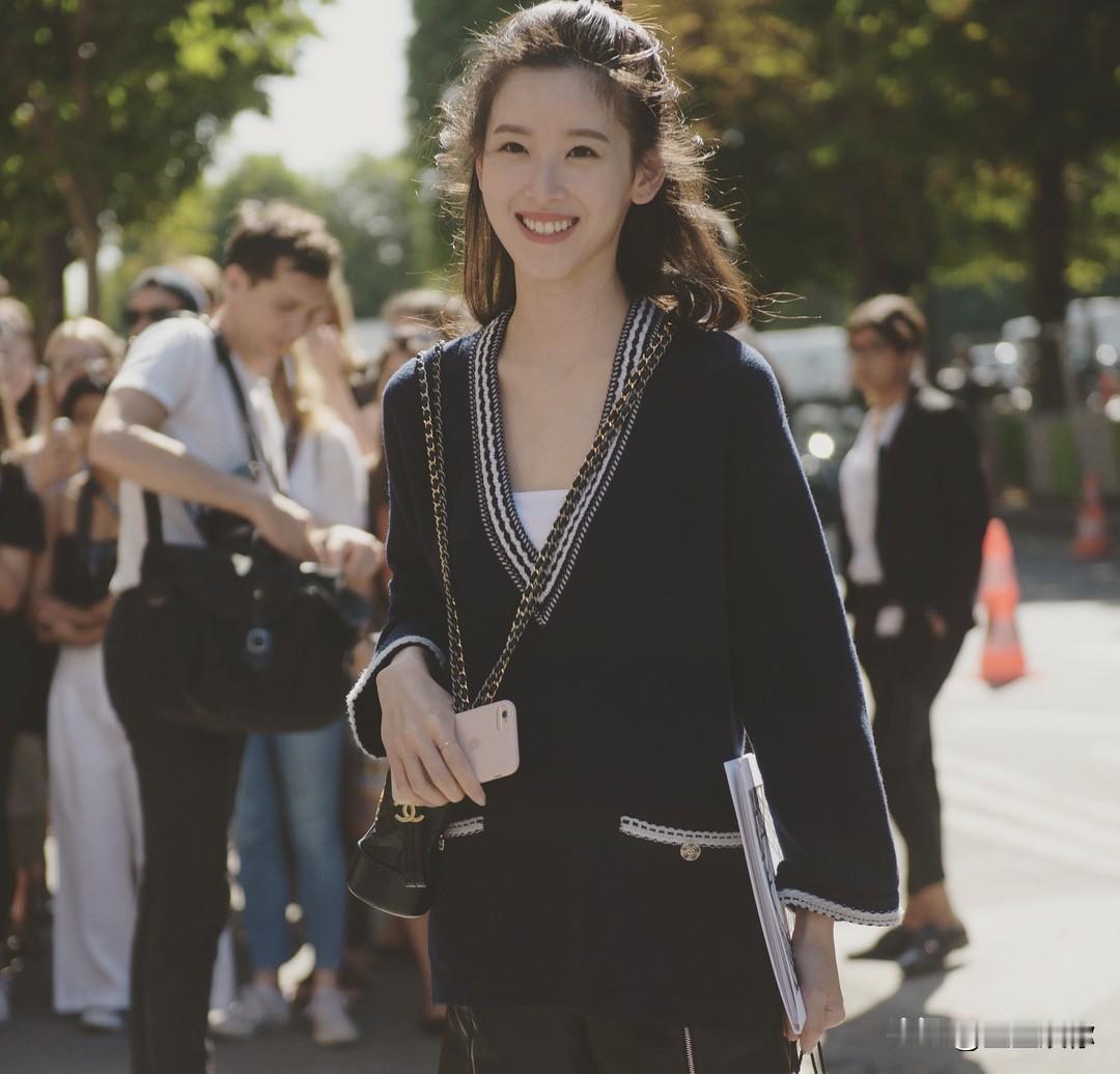 其实章泽天算不上“现象级美貌”，只是吃了当年互联网追捧民间白瘦幼美少女的红利，若