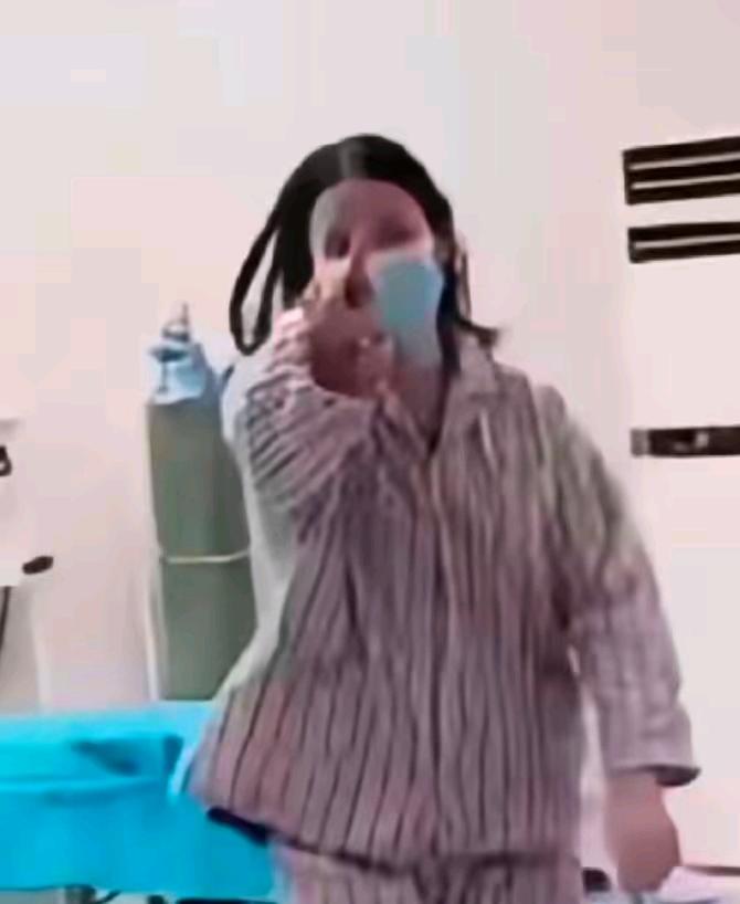 看完这条新闻，我脑子里蹦出来的第一个念头是：打轻了。

别急着说我偏激。你先把事