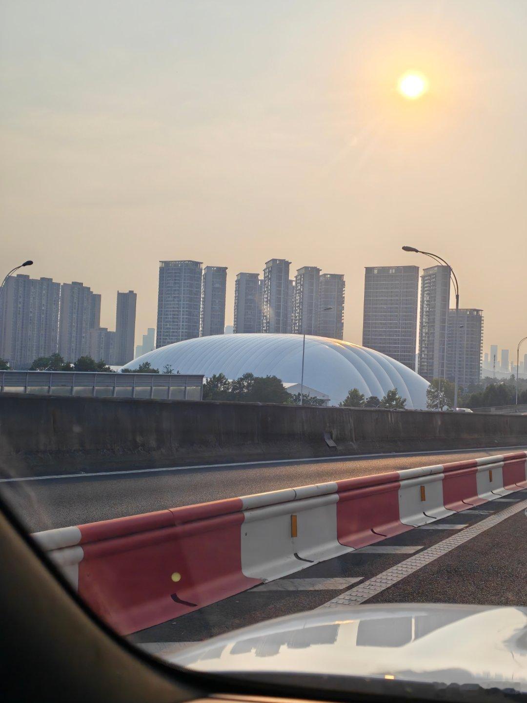 远看以为是体育场 近看一个大白球 查了才知道 原来里面是工地 这个大白球就是一个