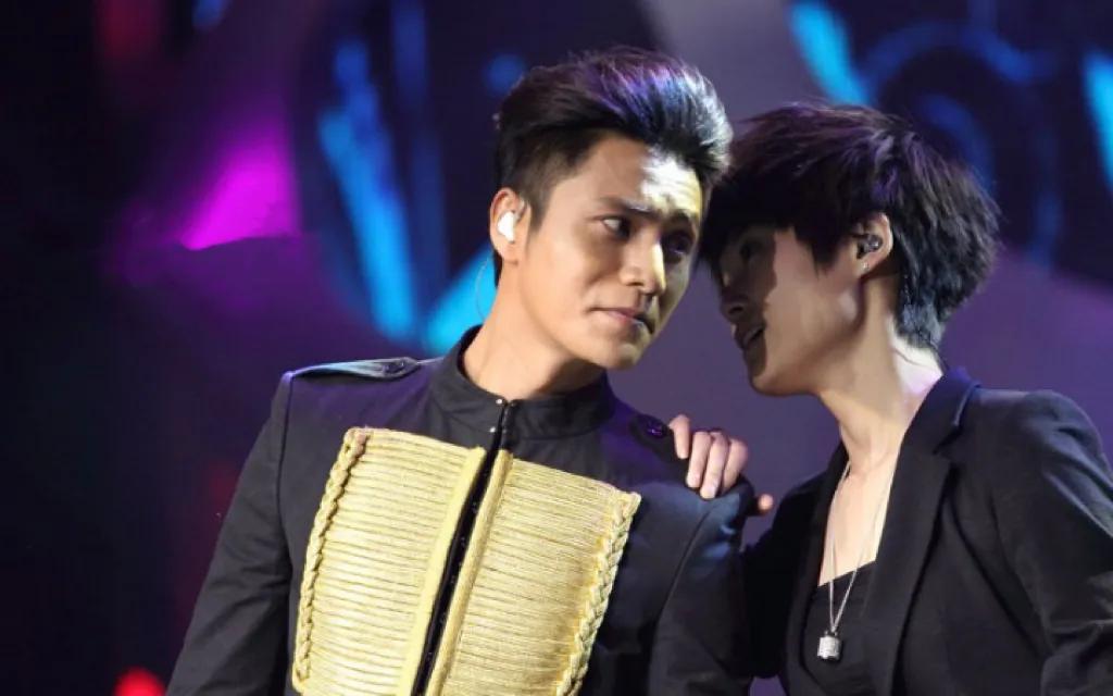 一次节目，主持人问李宇春：“如果剧里有吻戏，你最想和谁一起拍？”李宇春很惊慌，没