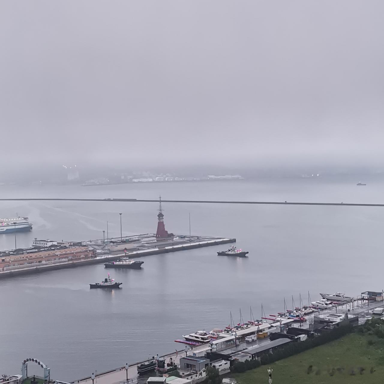 本轮台风又绕道走喽？风水宝地大连！

风平浪静，下着蒙蒙细雨，小船安安静静停在港