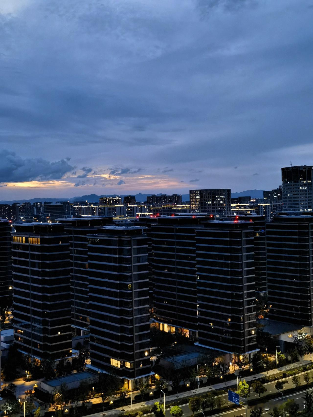 傍晚随拍，夜色朦胧的天空

昨夜出门散步，看见天空灰暗，云层低垂而厚重，似要缓缓