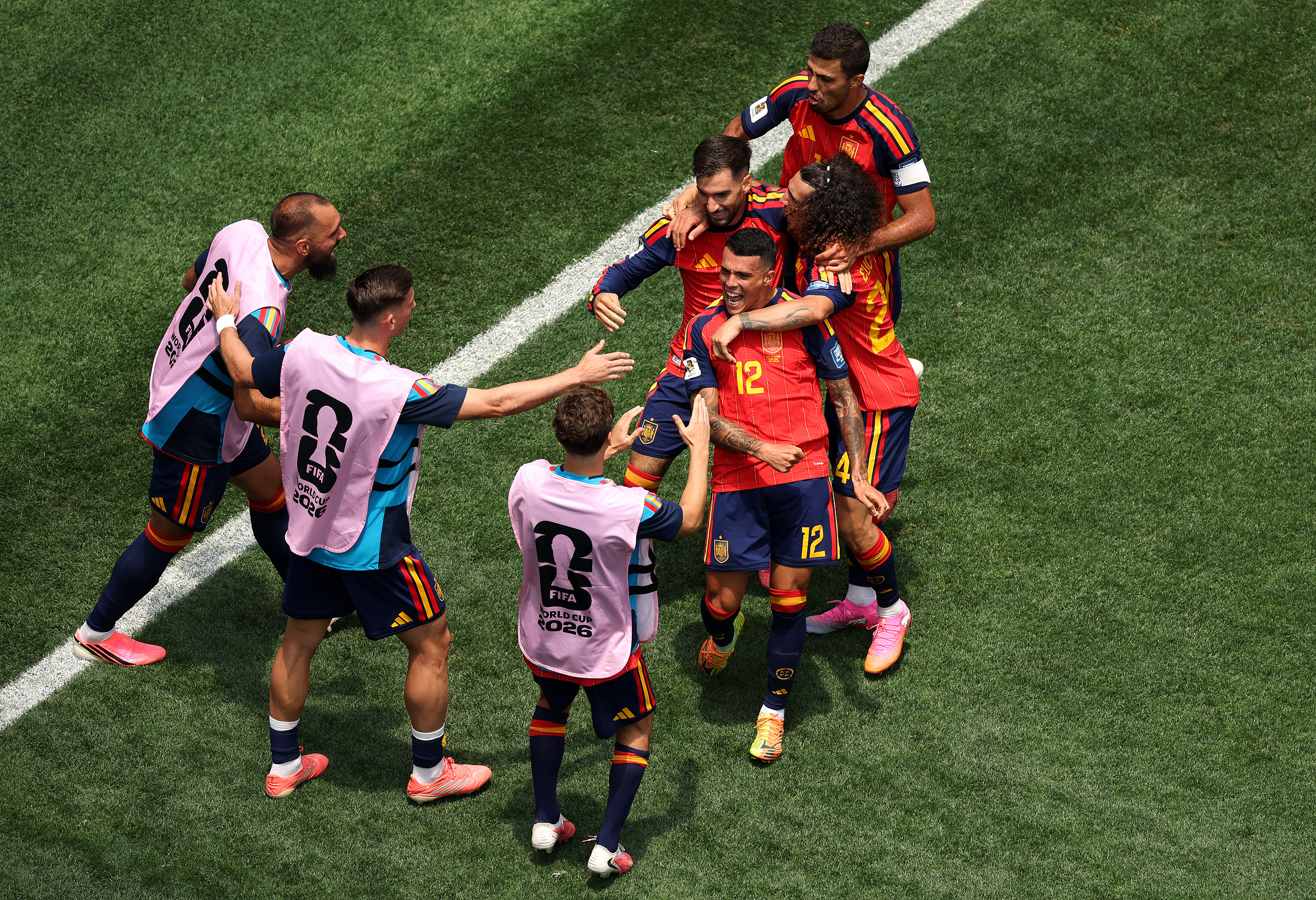 西班牙3-0战胜奥地利。这也是斗牛士军团时隔16年首次在世界杯淘汰赛赢球。西班牙