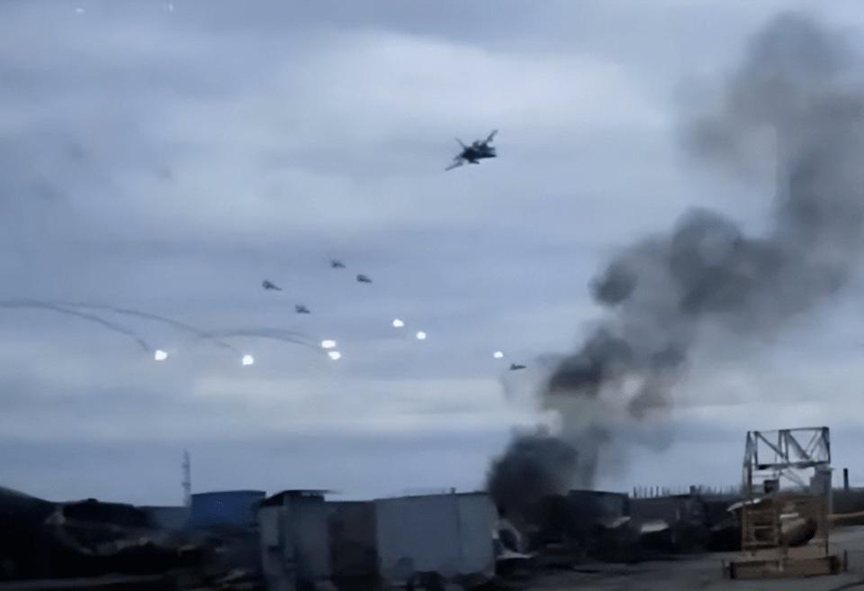 无人机集群攻击，战争的天平在倾斜。法新社消息，当地时间1月4日白天，乌军发射25