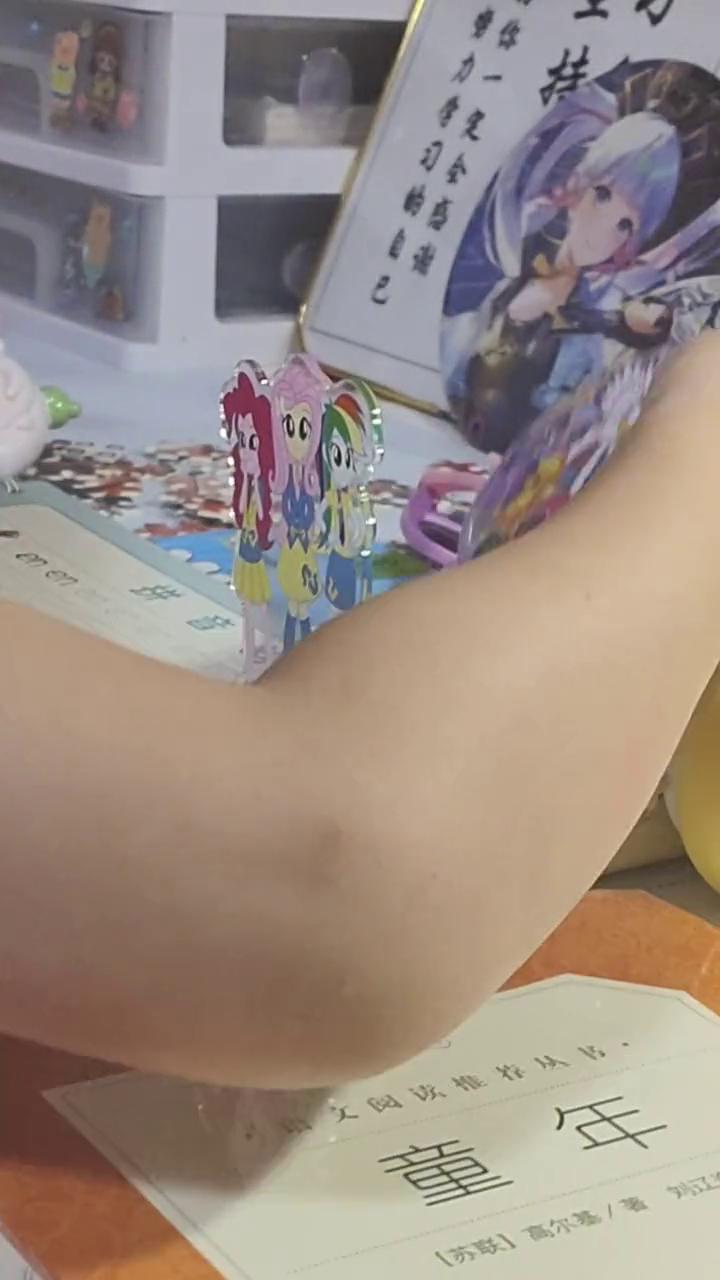 一样，你帮我把那个头给放上去，把那个娃娃头给我放上去。最后一天，进来看一下，卡五