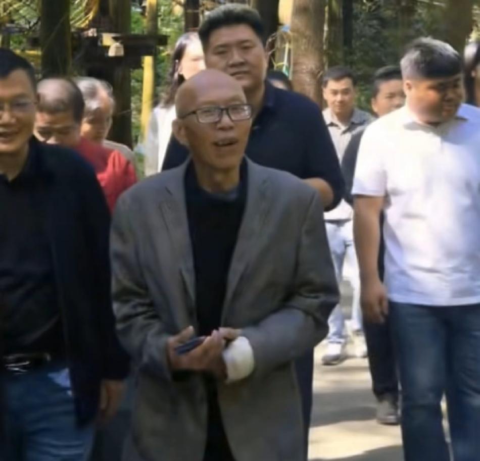 今天朱博士用自己的账号和3位博主共创一条回家的视频 而且这3位博主都是一直在关注