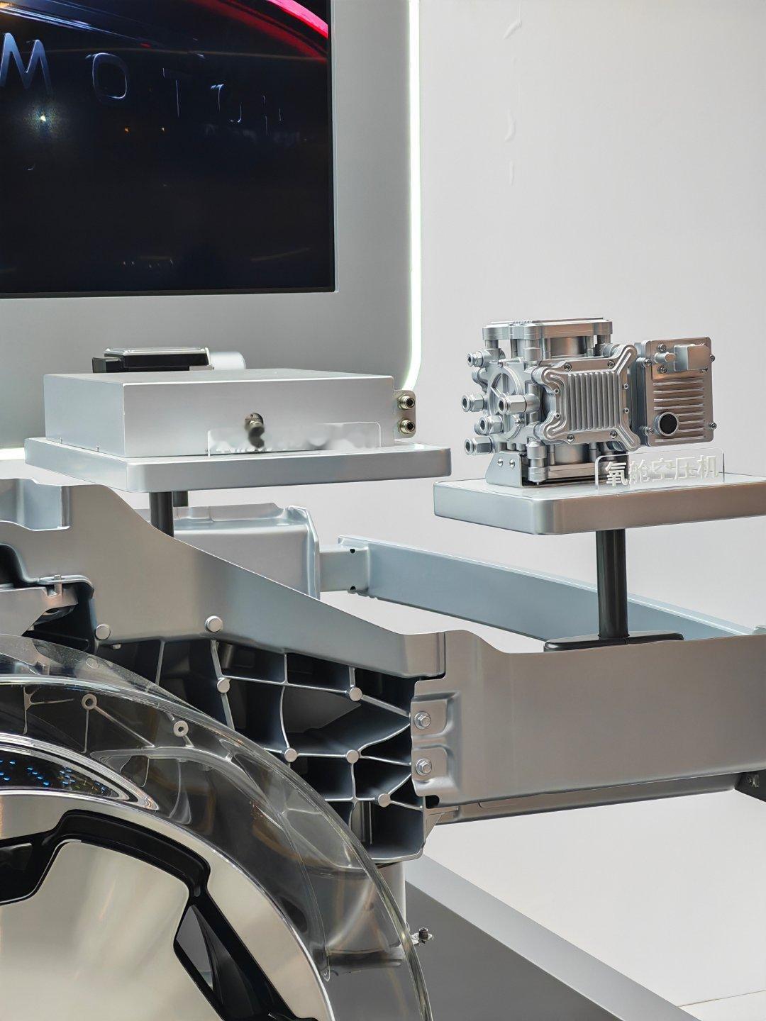 零跑D19的分子筛制氧机，主要零部件原来是装在车尾的 