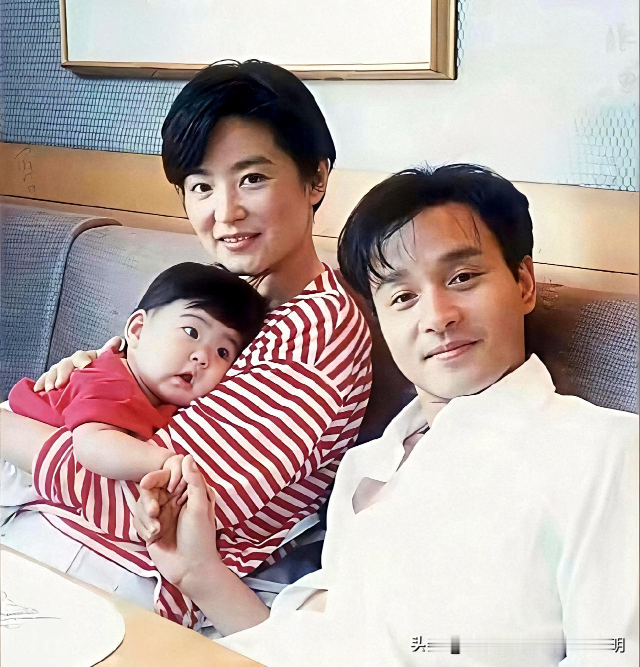 林青霞产女，前去探望的张国荣握着孩子的小手满是温柔！

这张照片拍摄于1996年