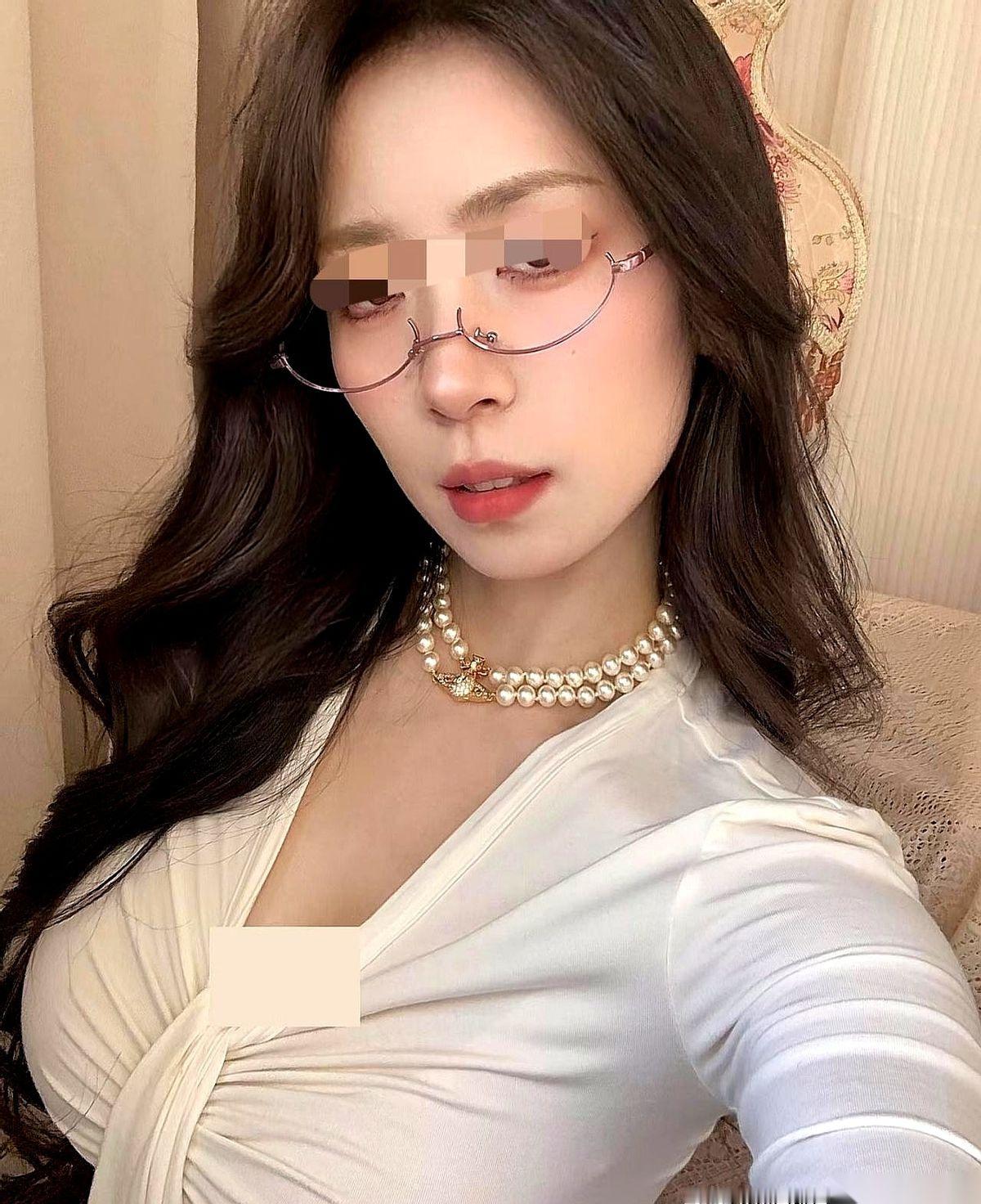一身三万块的香奈儿，一双布满老茧的手。
在几百人盯着的车间里，月薪四千的质检员死