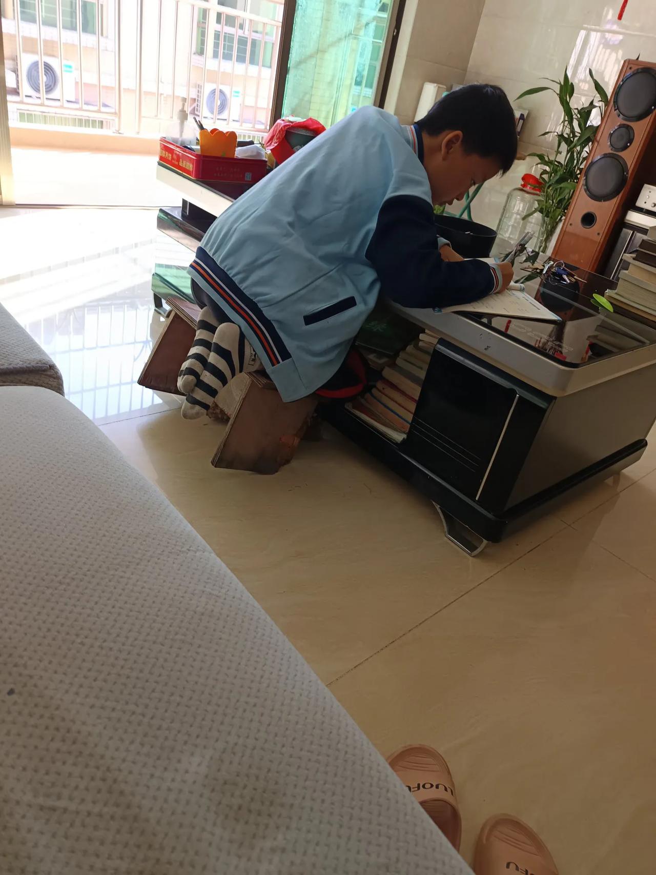 小朋友说，我要先完成作业。
今天兄弟姐妹回来了，我想去陪陪他们，和他们聊聊天。怎