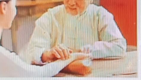 中医养生目标是调整身体、预防疾病、延缓衰老。方法多样，首先是饮食，中医讲究食物性