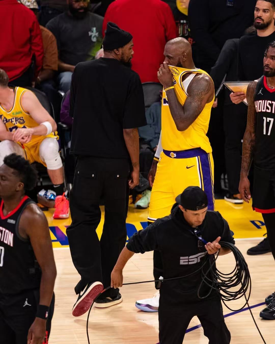 火箭更新伤病报告，杜兰特依然是出战成疑的状态。 