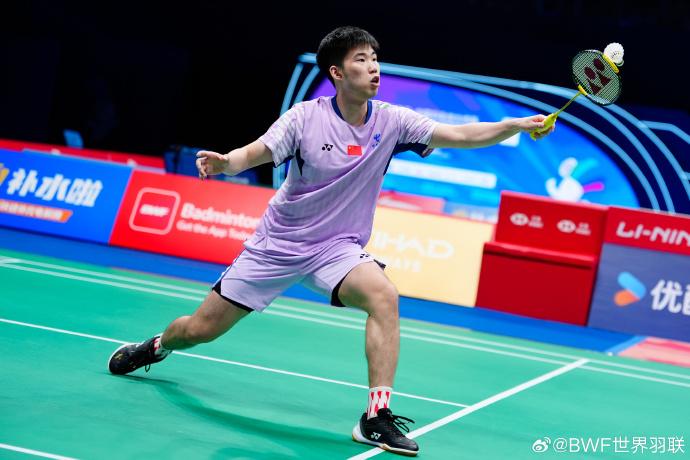 两局拿下！翁泓阳夺得男单冠军，2025年中国羽毛球大师赛男单决赛中，翁泓阳耗时4