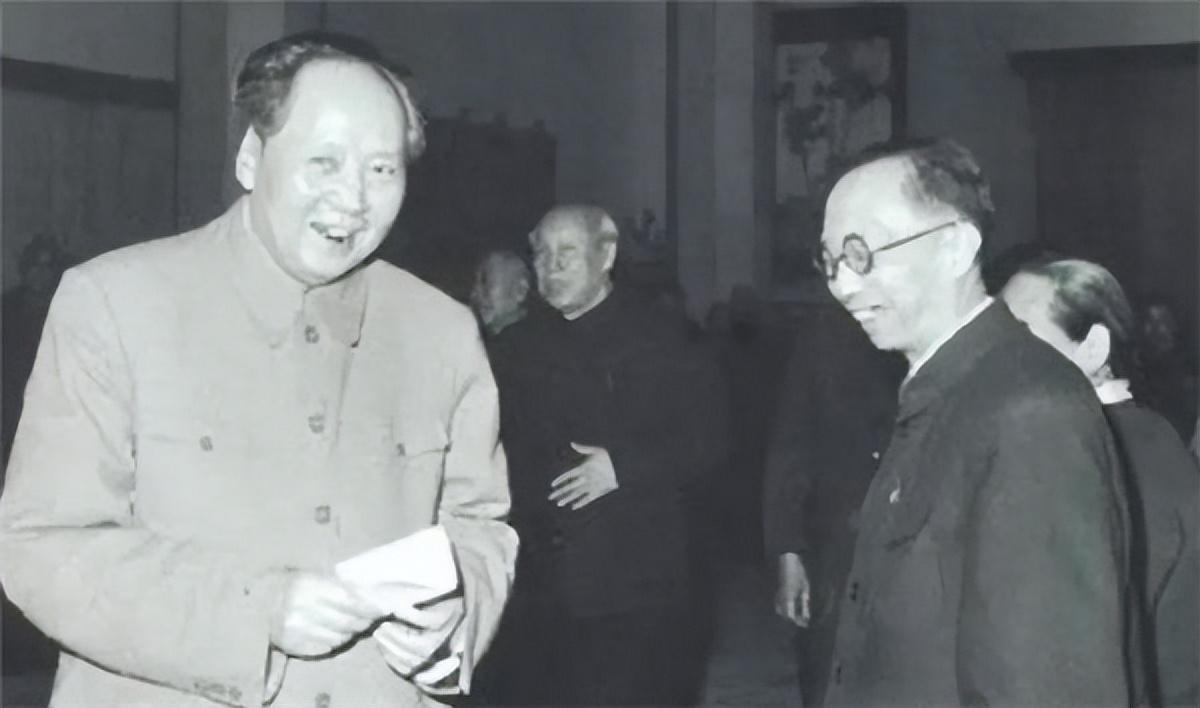 1962年，中南海颐年堂内一派祥和，毛主席正宴请一位特殊的客人——清朝的末代皇帝