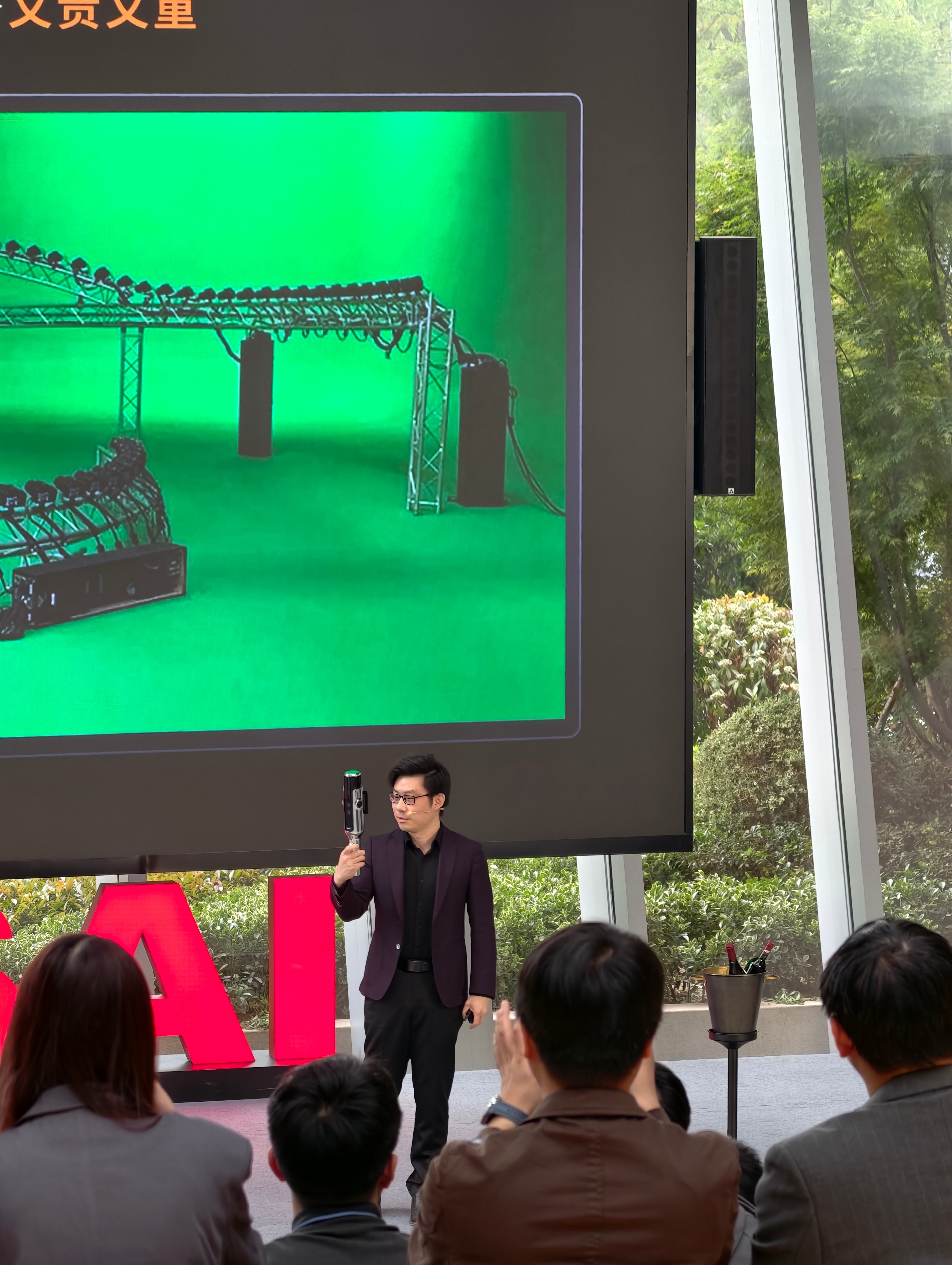 向少卿发布会现场掏出一瓶酒…啊不，不是酒，是一个三维感知传感器 Kosmo。可以