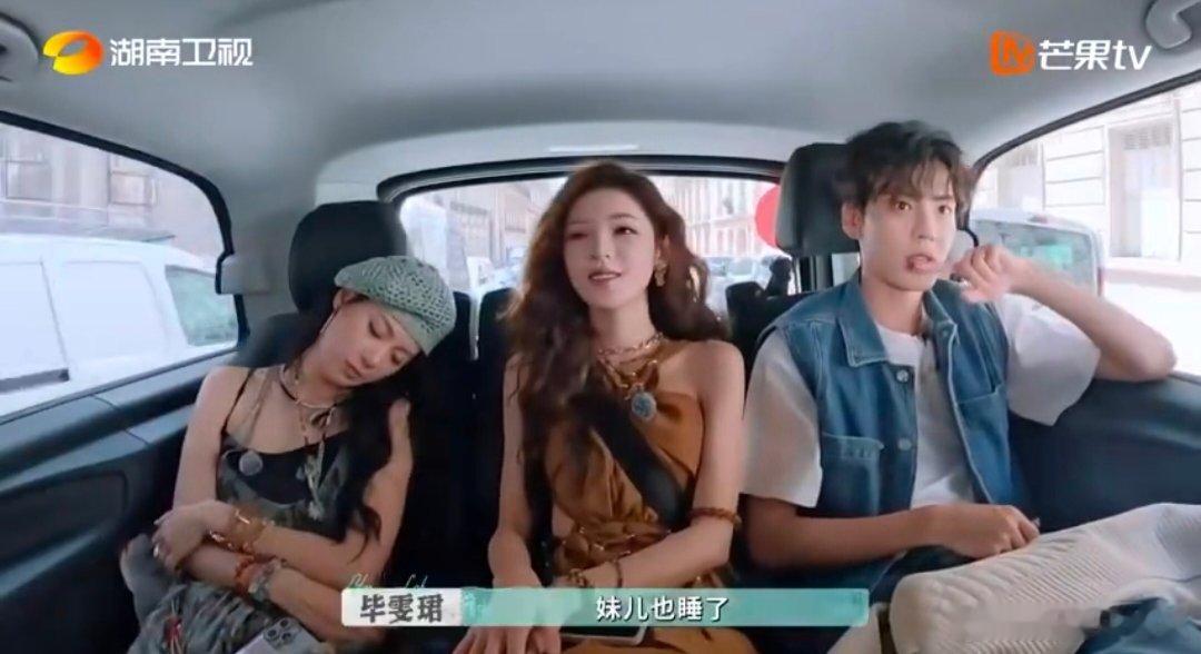 李佳琦随地触发秒睡开关 李佳琦的睡神属性藏不住了！店休日一靠座椅后背就睡着，头发
