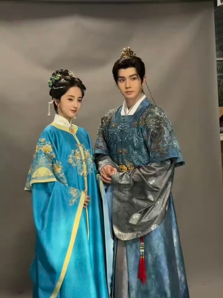 李菲X王俊笔宅斗中剧开机李菲回归中剧，嘎嘎进组 