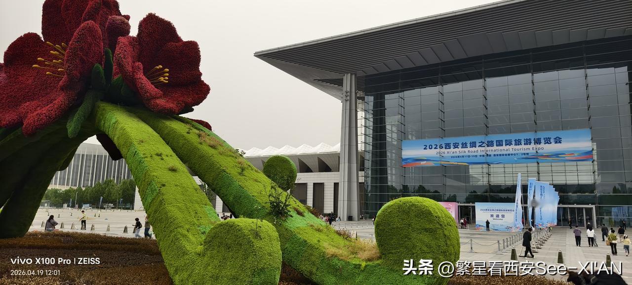 正值周末，一大早我就坐地铁前往西安国际会展中心。这里正在举行2026年西安丝绸之