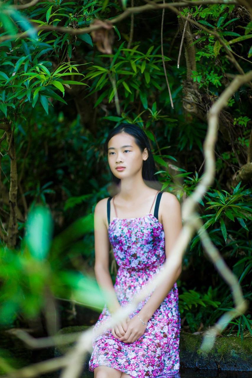 4月19日海南“三月三”攀椰竞速赛太牛了！16岁黎族姑娘17秒就爬上7米高仿真椰