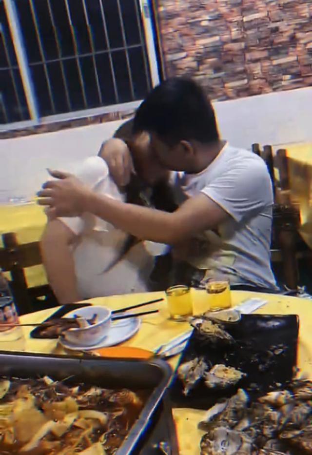 江湖救急！
兄弟：昨晚的酒钱结一下，
一共1500块，你的是1300块

我：不
