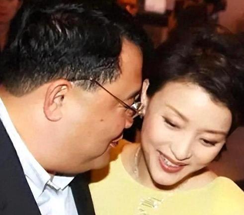 1994年，26岁的杨澜坚决和在银行上班的丈夫张一兵离婚，一转身就嫁给了身价10