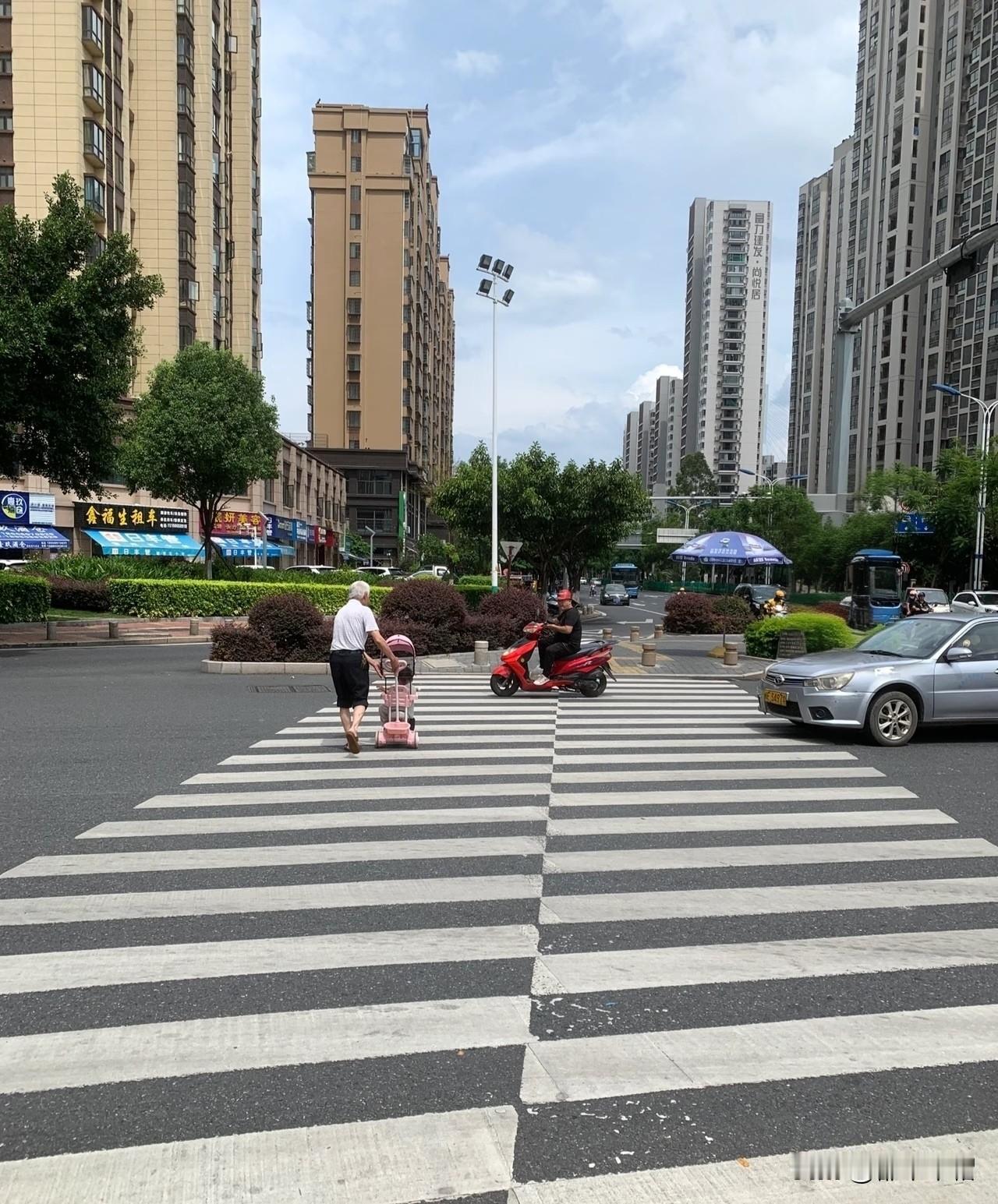 今天遇到一个不懂事的老家伙。在小区不远的一条街上，没有红绿灯。我妻子推着婴儿车，
