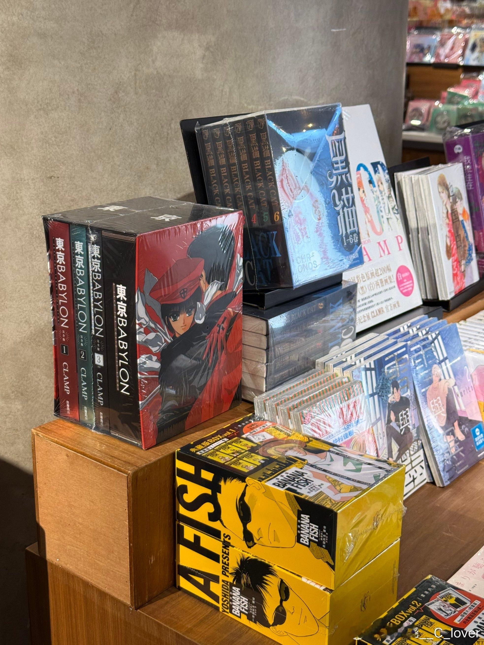 在商场里面随便乱逛，我说前面这家店看起来很有意思我想去看看，凑近一看西西弗书店（