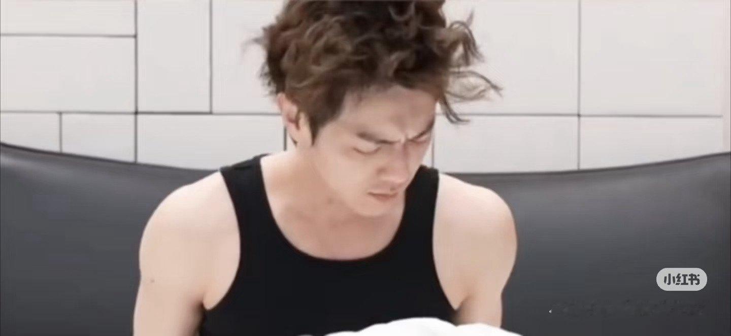 许凯密室大逃脱看看，真帅哥，哪怕起床也是帅的