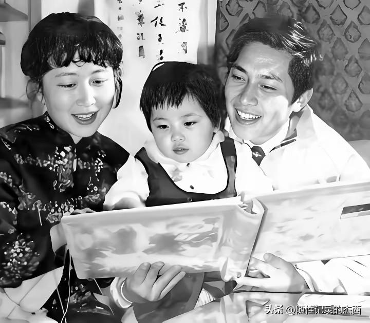这是早些年唐国强和前妻孙涛带着女儿一起参加展览时的情景，他们拿着一本书，一边给女