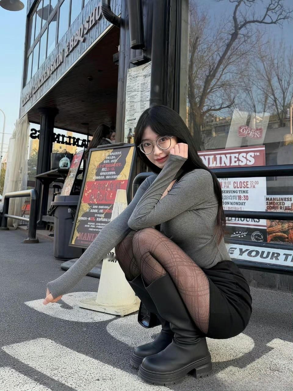 这套穿搭是“甜酷辣妹风”的典型范本！灰调镂空上衣，黑短裙添了复古酷感，厚底靴直接