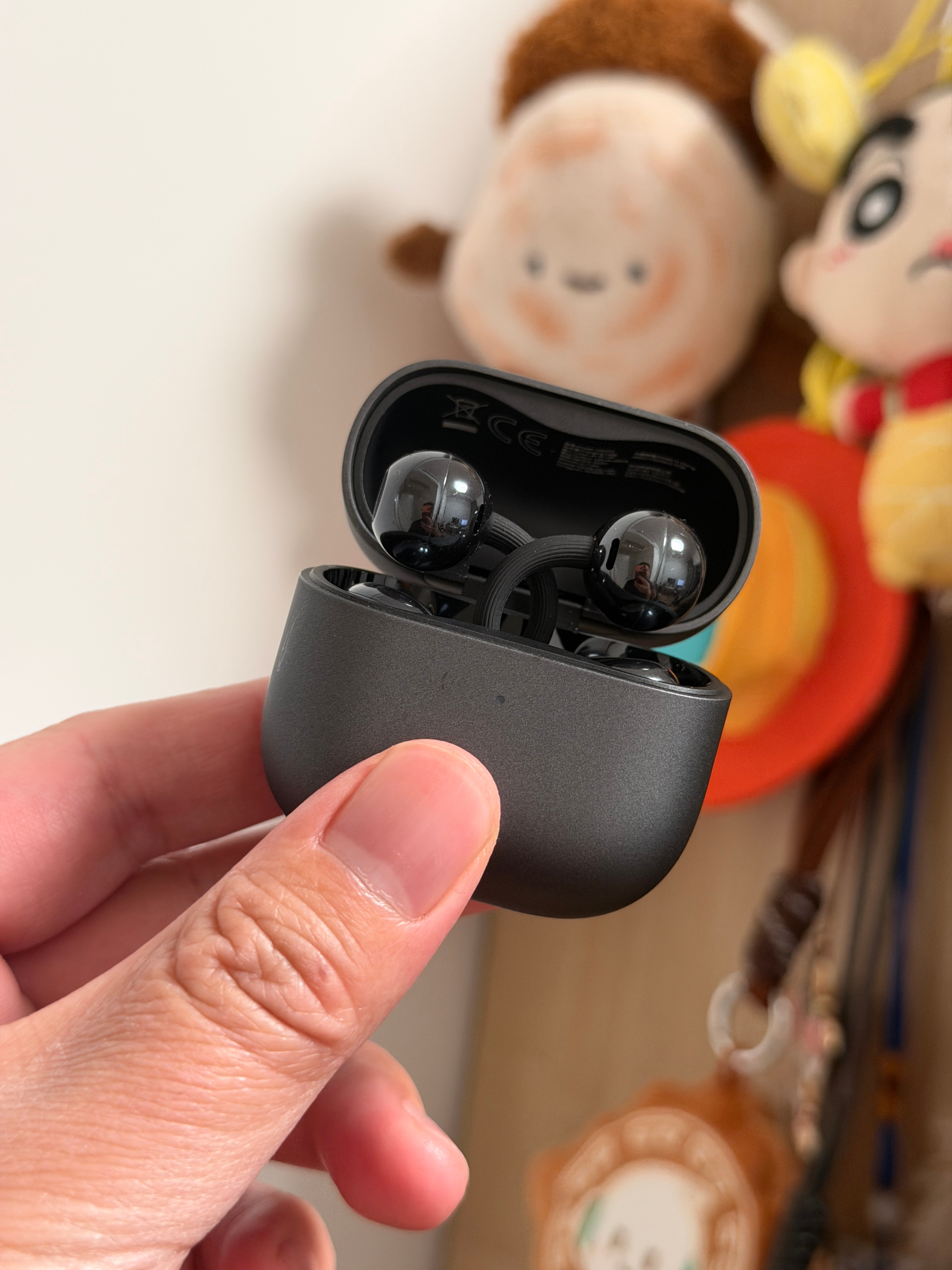 说实话有点不习惯华为Free Clip2的放置方式朋友说你每次放入的时候拼成香奈