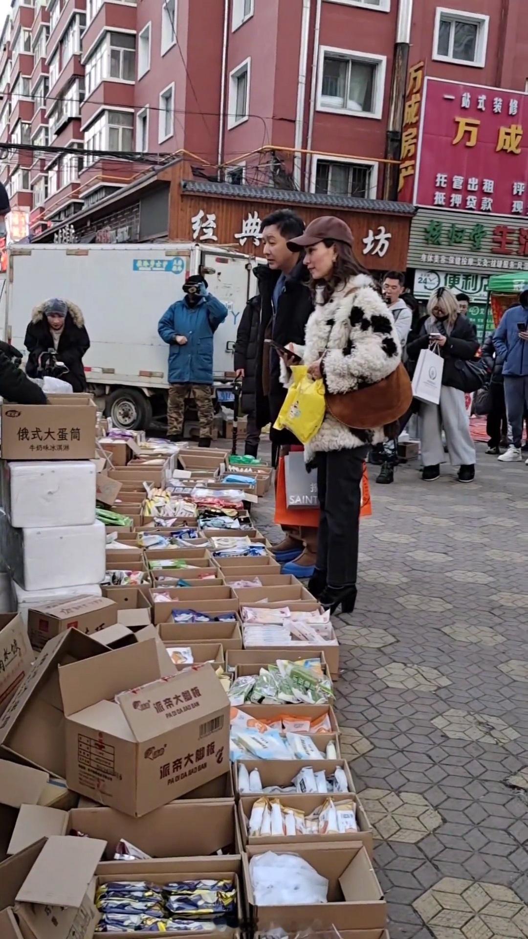 韩庚带卢靖姗回老家过年  韩庚卢靖姗路边买冰棍  韩庚带卢靖姗回老家过年，夫妻俩