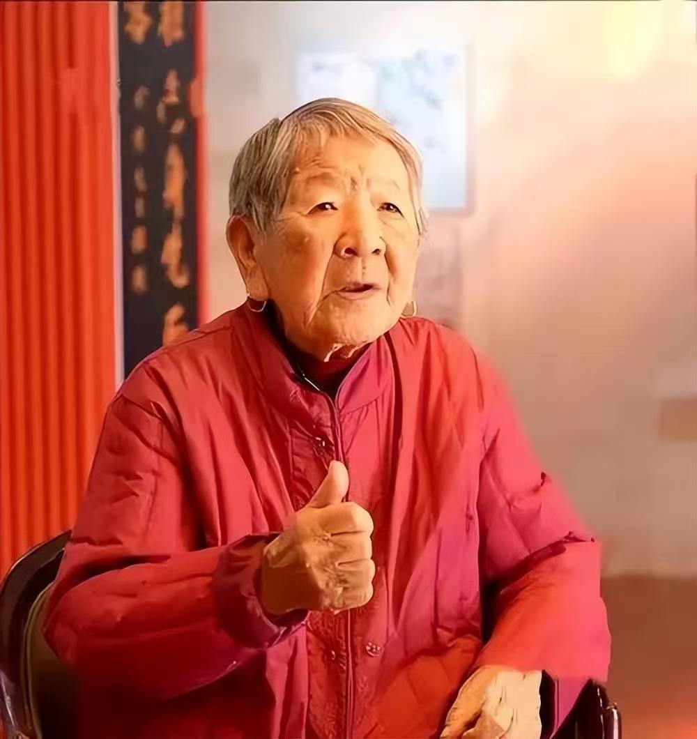 世间庙宇千千万，无不供奉神佛以求庇佑，唯独福建惠安崇武镇的西沙湾畔，坐落着一座“