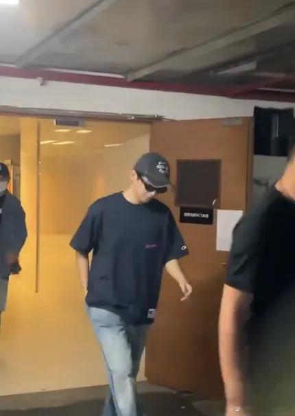 要看到爱豆凯啦！王俊凯出发蔡依林演唱会彩排，这是两位时隔五年的再一次合作舞台，听