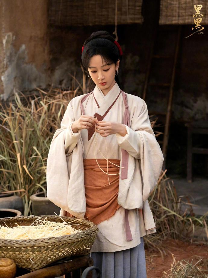 《生命树》或将截档同主演的《家业》，杨紫在两部作品中分别呈现高原女警的坚韧与制墨