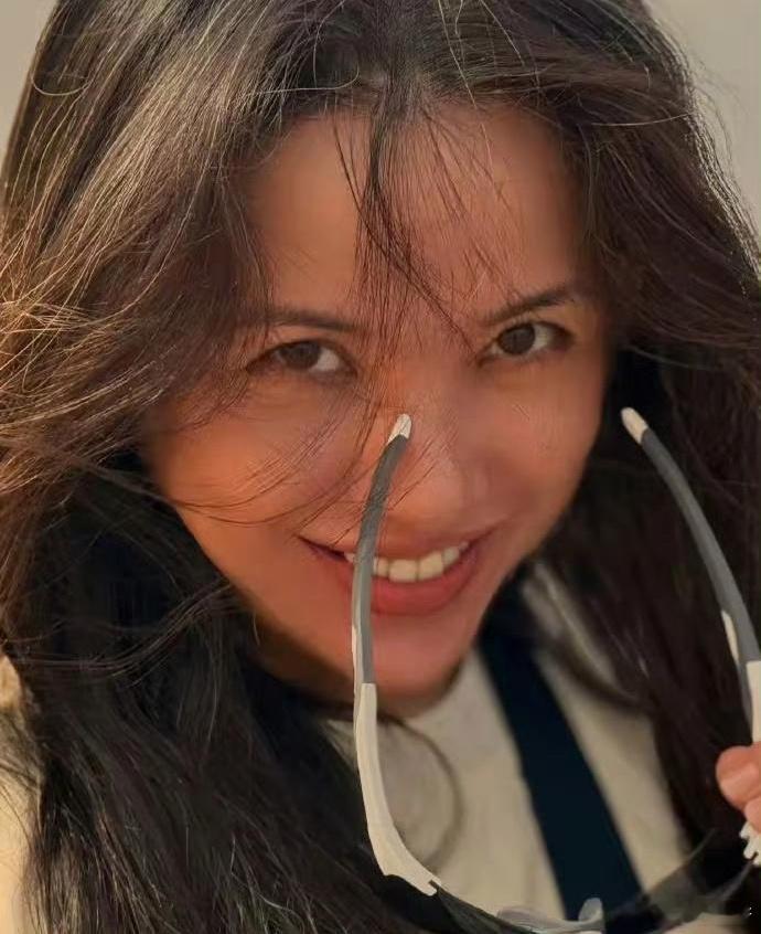 靳东老婆李佳满头白发，但脸上无皱纹，气质依旧，让人赏心悦目。 