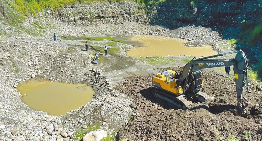 桥头地检署侦办美浓大峡谷案有重大进展，检调27日日到地主石丽君住家拘提搜索，坦然