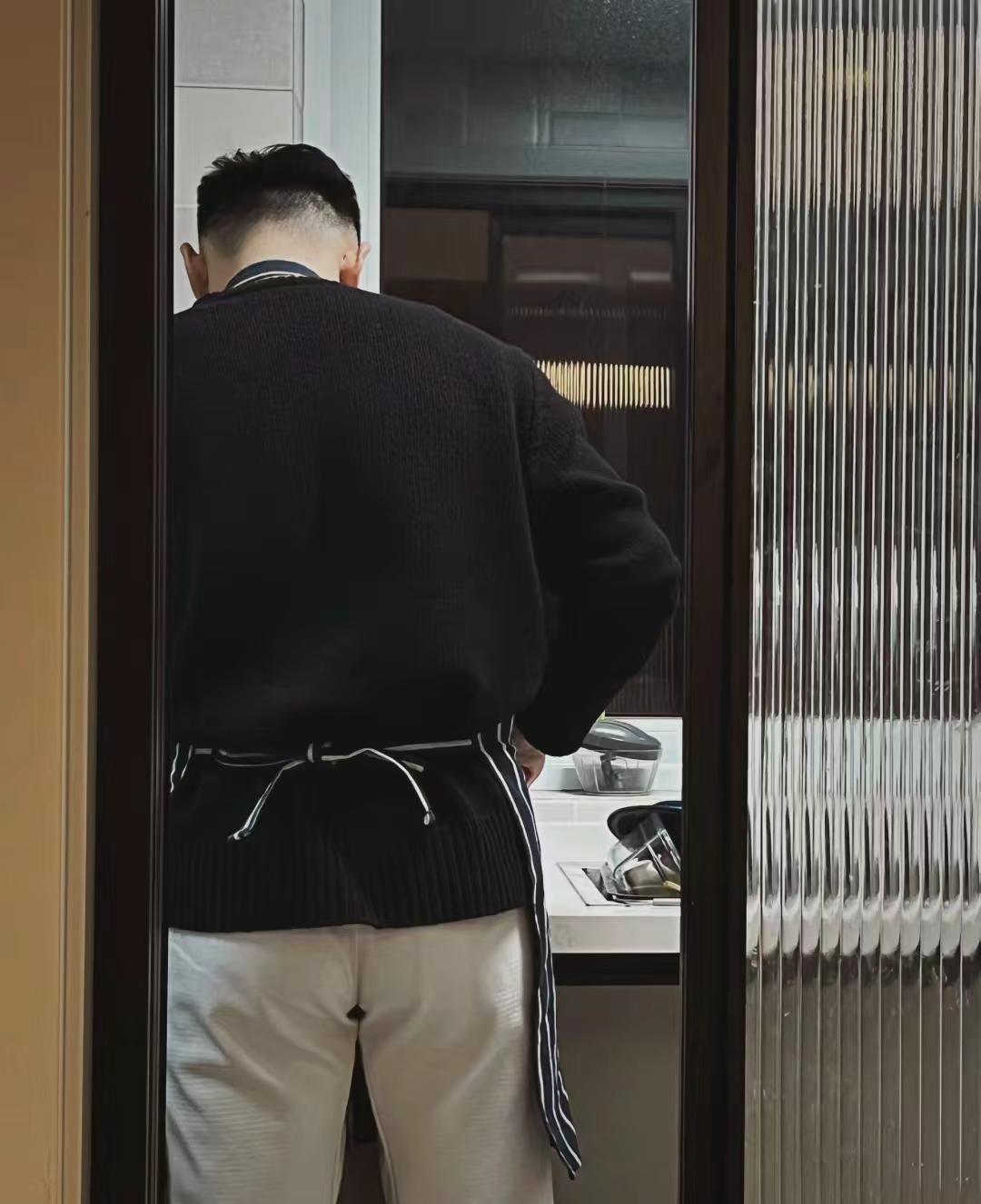 跟我结婚吧 饭我来做 家务我来干 娃我来带 米我来赚 你想干嘛就去干嘛 去做你自