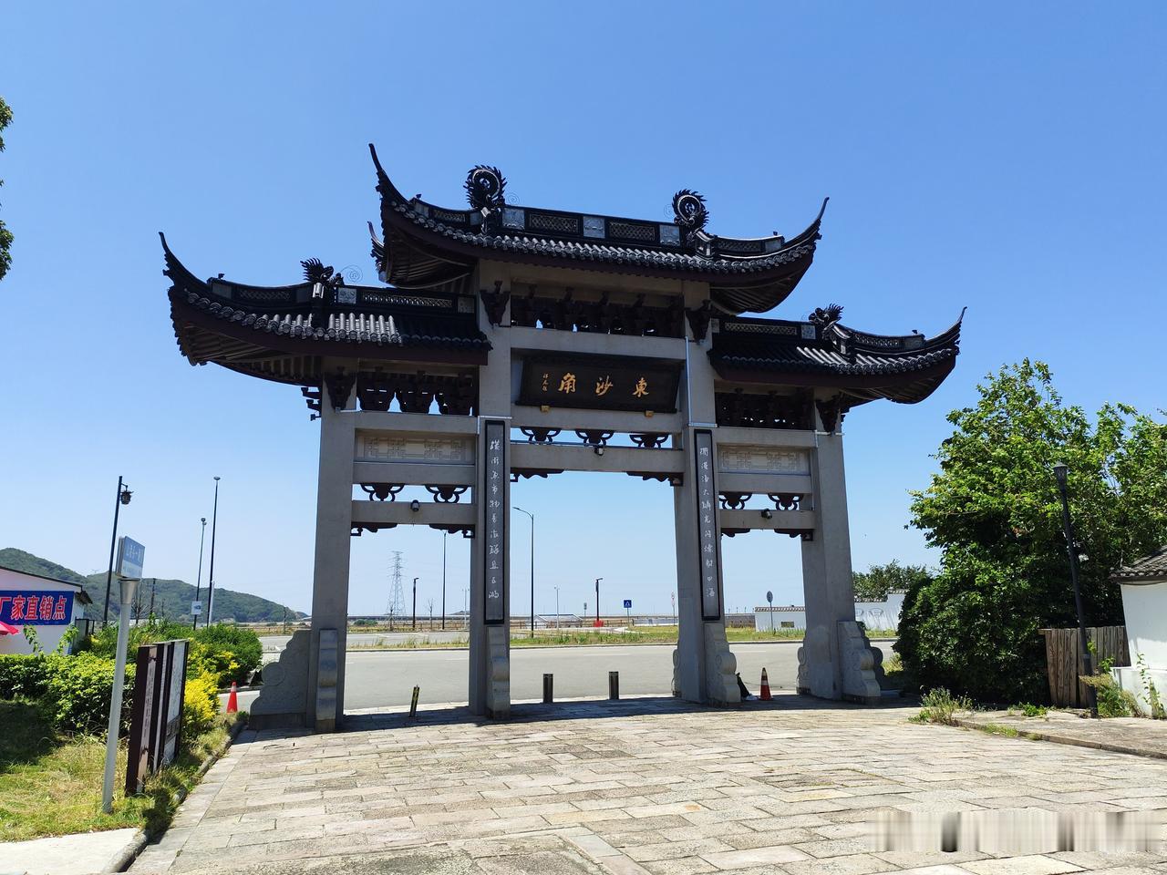 表哥现在可真是玩得溜，不仅直播卖山货，还拿无人机拍大山风景。他在清江岸边直播，那