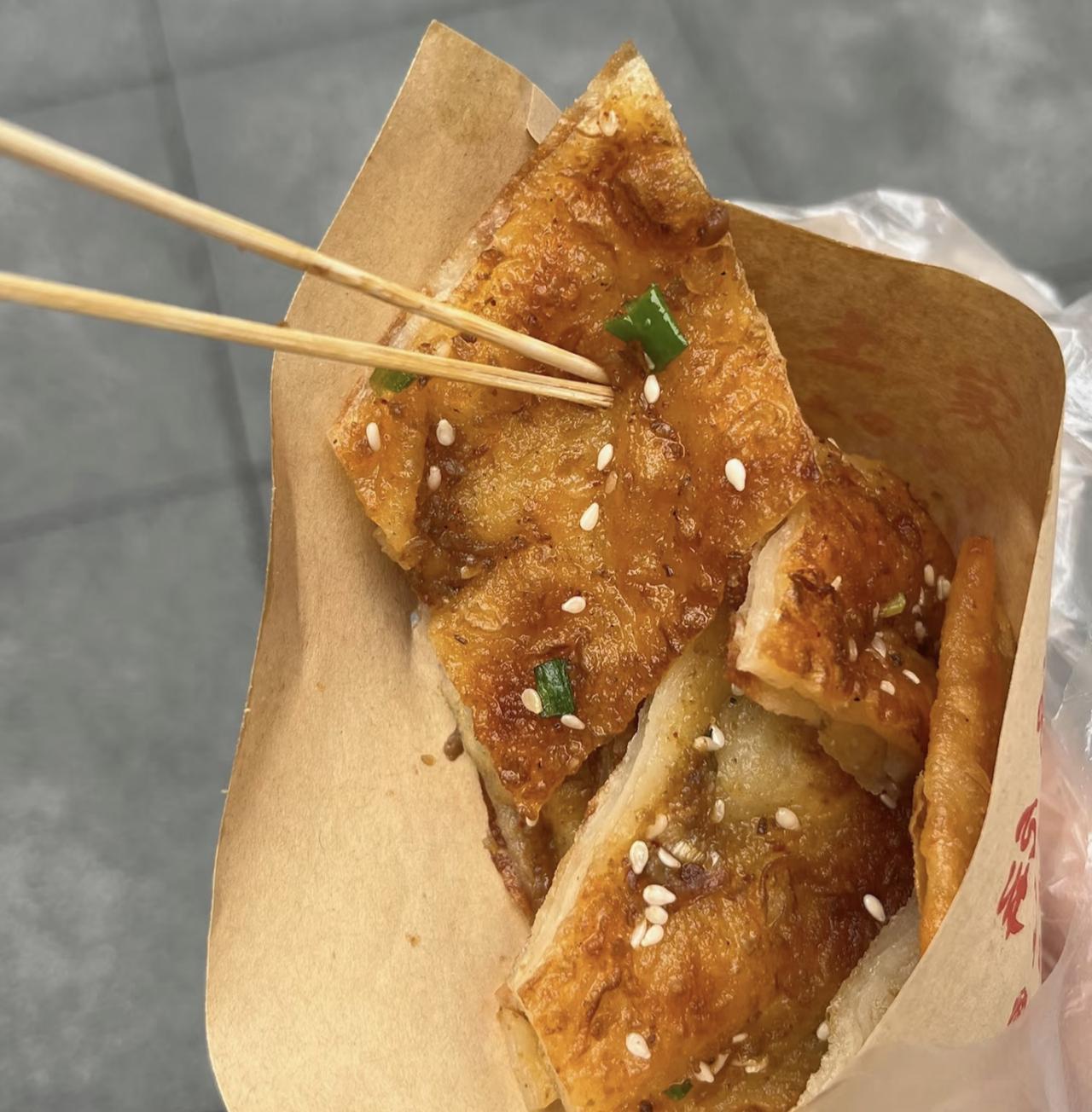 咬一口，外脆里软，酱香浓郁中带着微微的辣度，每一口都在嘴里爆开满足感。拿着热乎乎