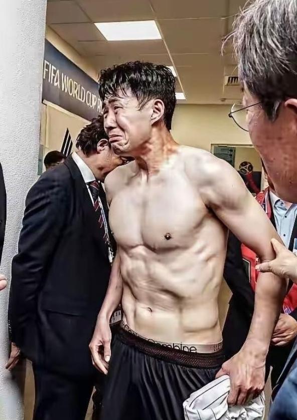 韩国队这趟回来，脸都丢尽了。

堂堂国家队，踢完世界杯回国，机场冷冷清清，足协连