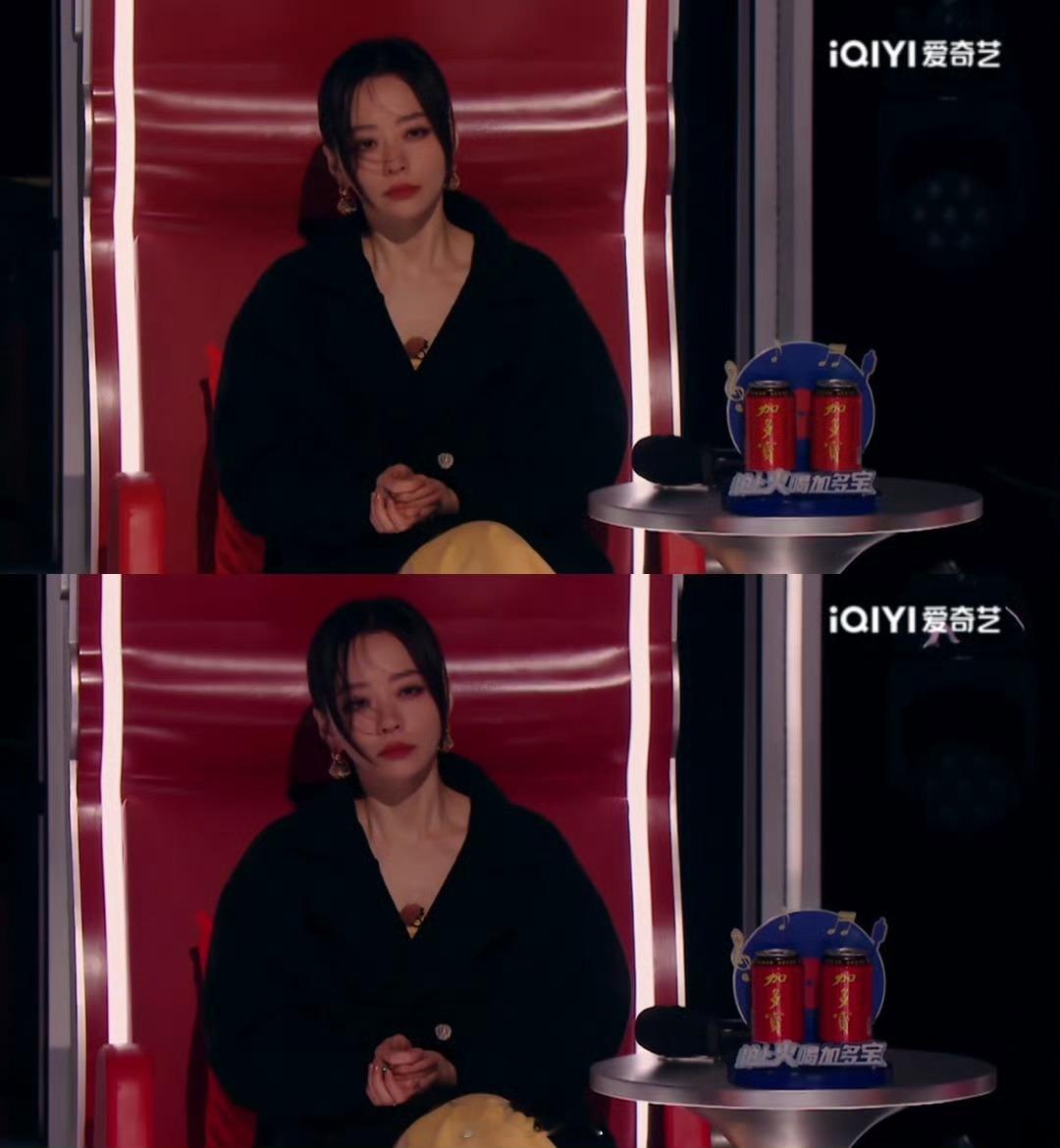 张靓颖清冷破碎感美人救命！张靓颖唱歌时高冷又认真，被风吹得楚楚可怜，清冷破碎感绝