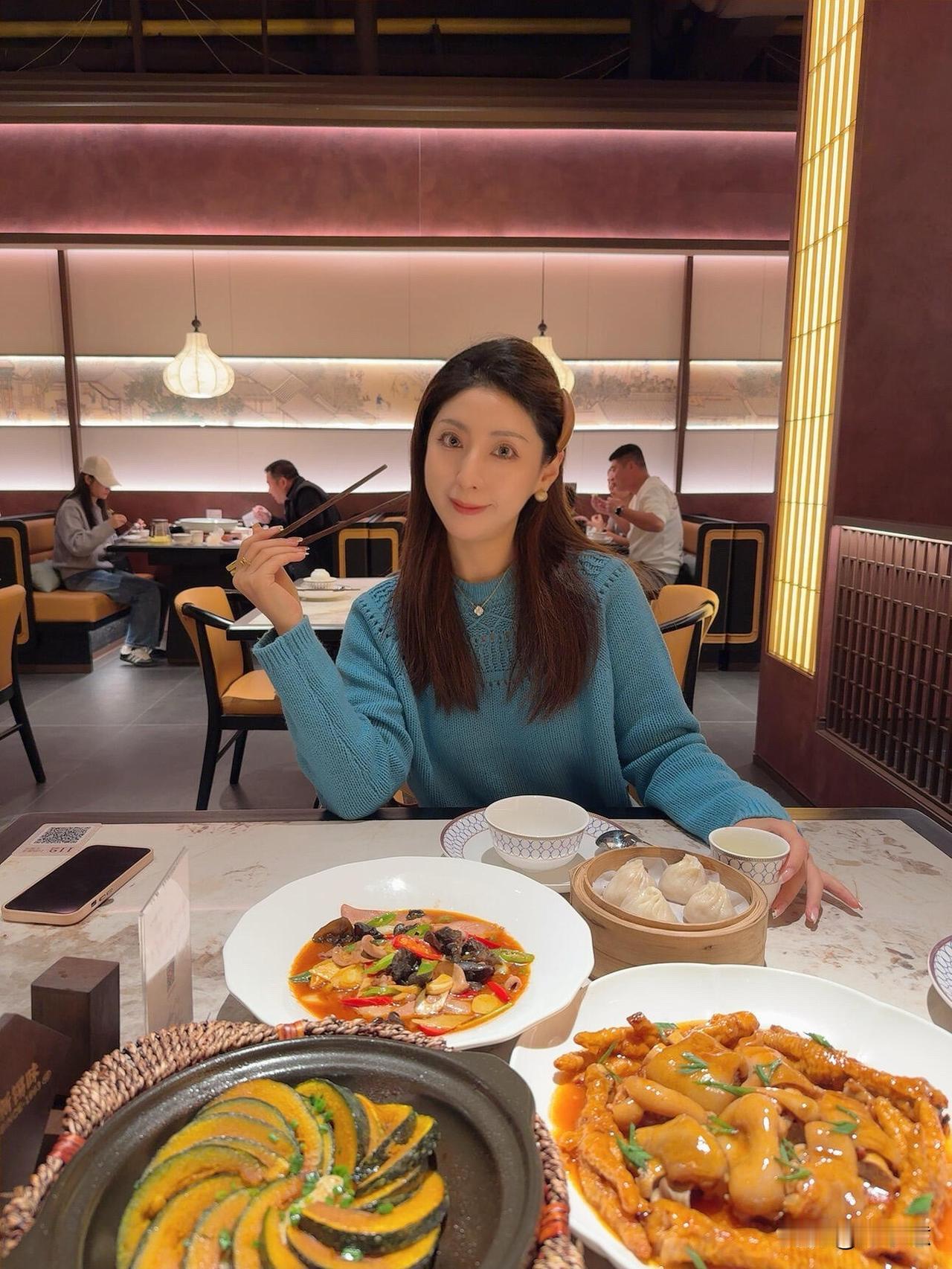 无锡小峰新店｜在小桥流水里吃烤鸭看表演！姐妹们👭小峰饭店开新店了！
这家「小峰