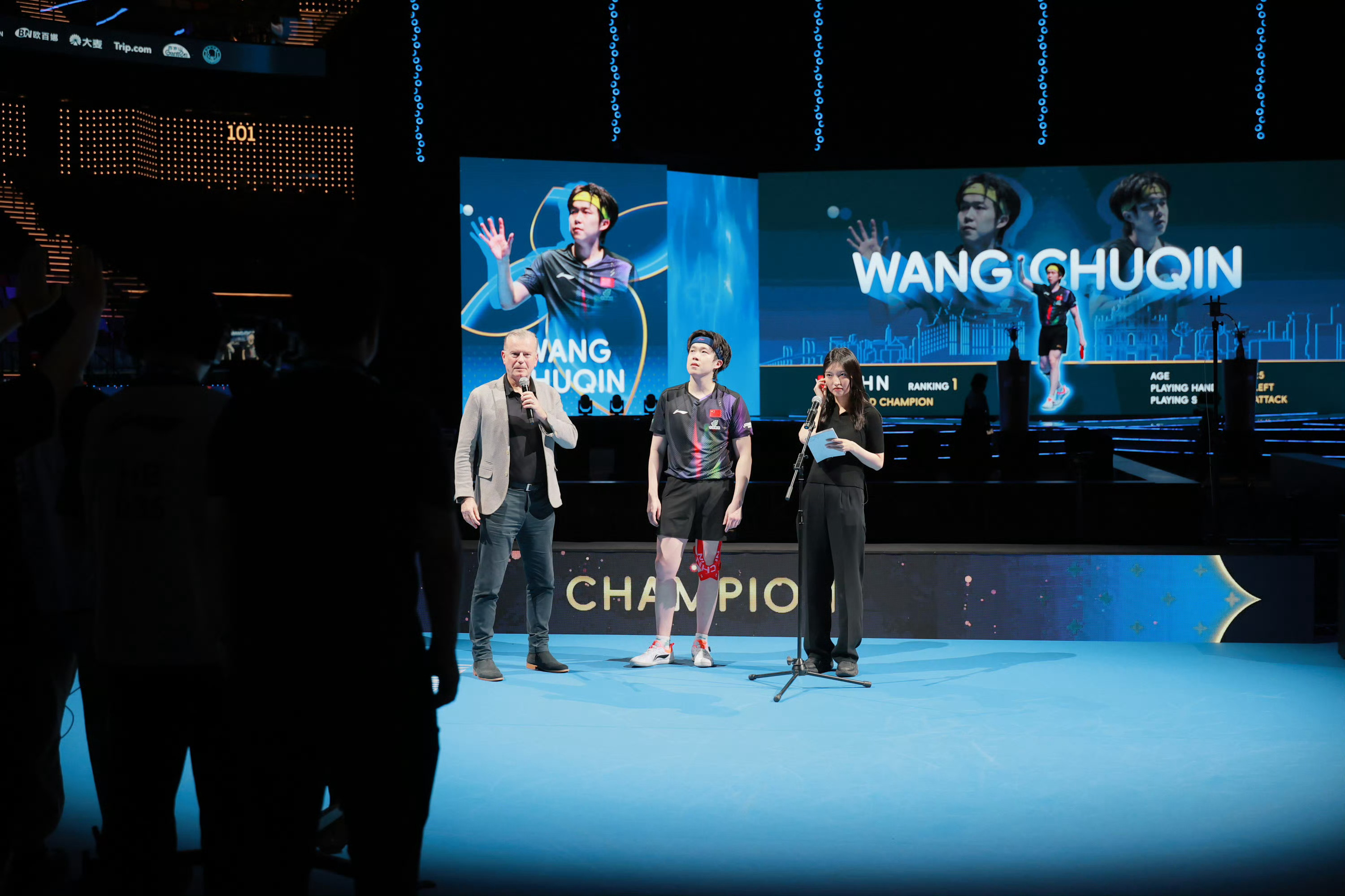 所有哽咽落泪的瞬间 就让往事随风 