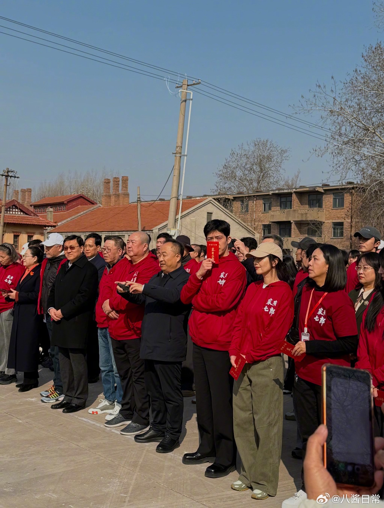 电视剧《家有七郎》开机路透领衔主演：陈宝国、井柏然领衔主演：高圆圆、迟蓬领衔主演
