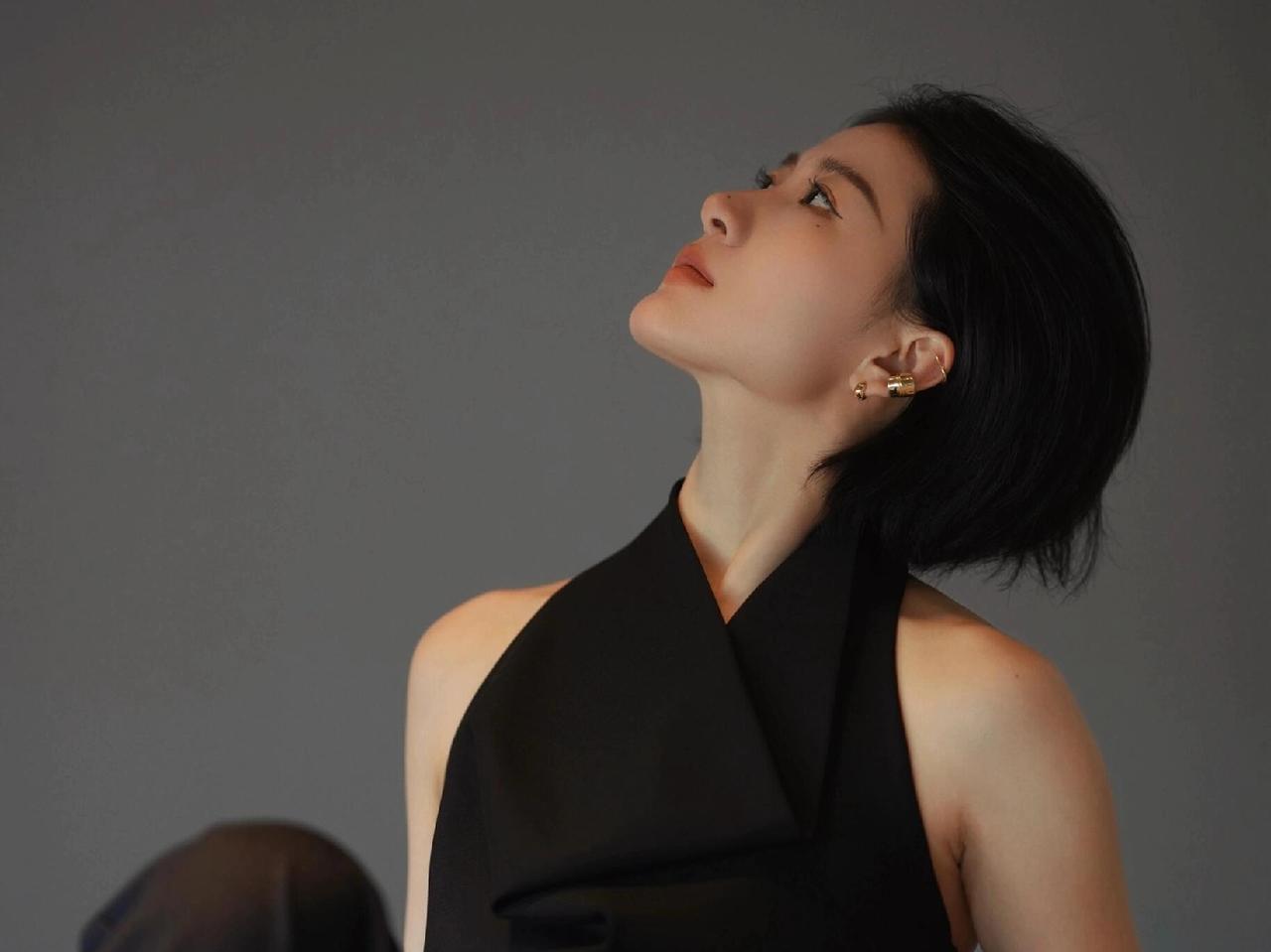 这短发气质也太到位了吧！我也好喜欢这样的短发，可惜还是不敢走出第一步去挑战。
