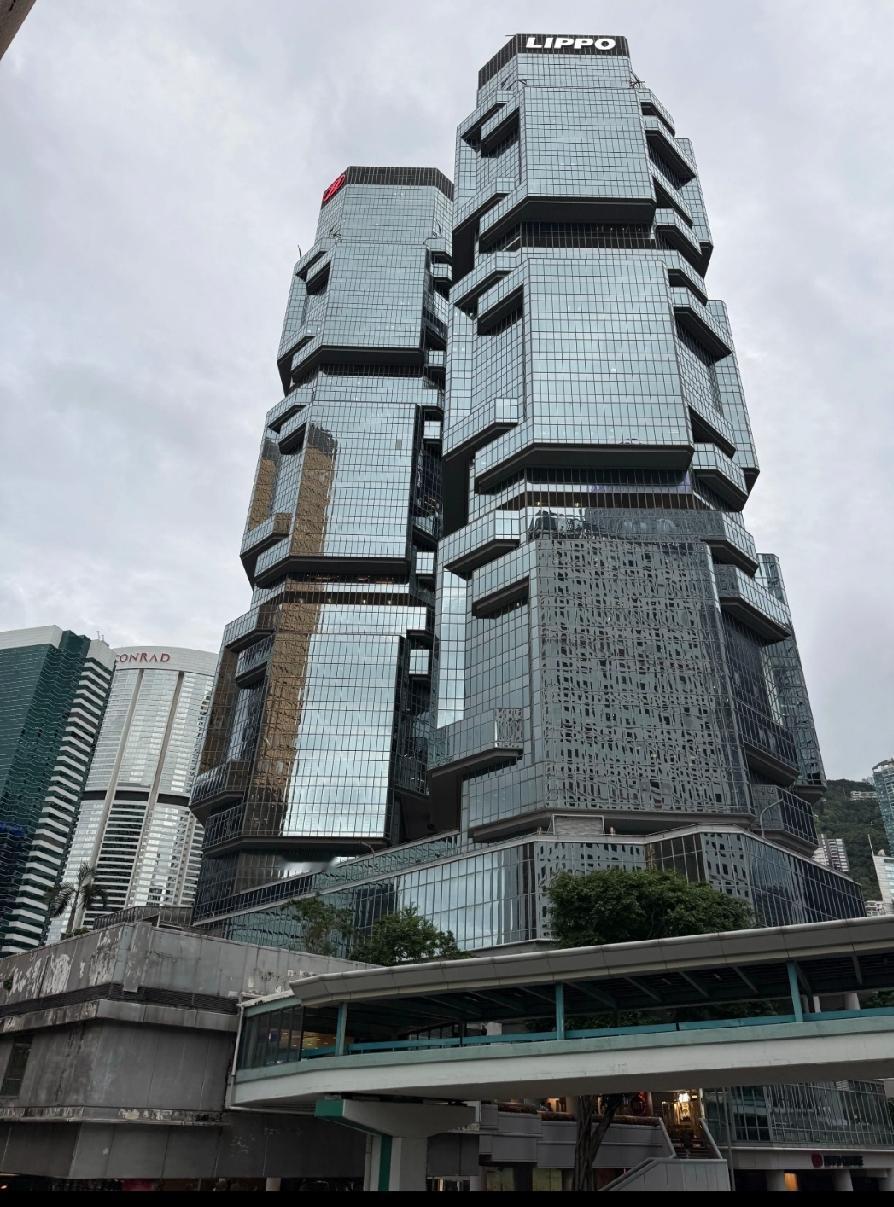 谁能想到40面前的香港，竟然就有这么前卫时尚的建筑！

这是建成于1988年的力