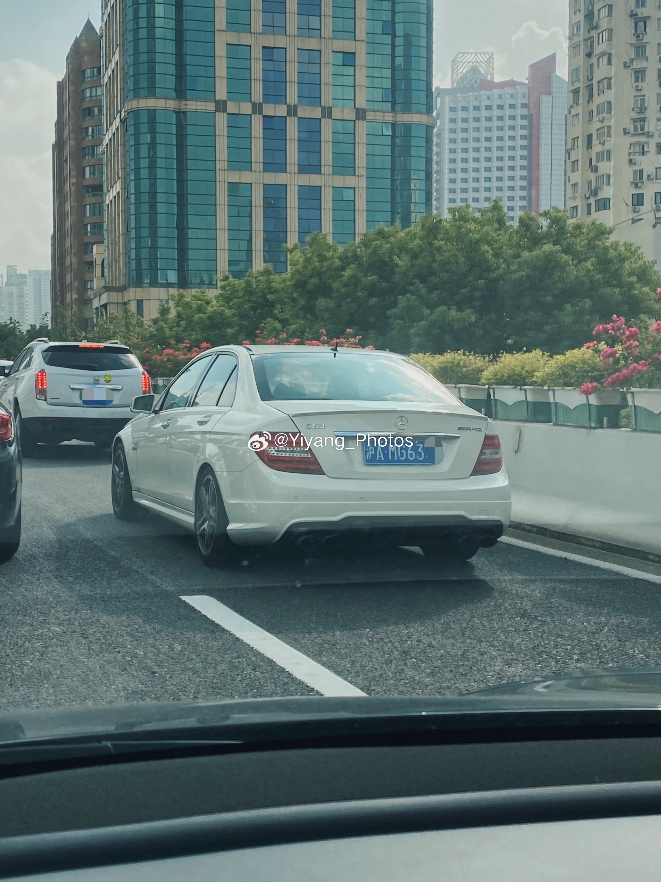 上次晚高峰遇到的好牌63没想到早高峰又遇到了，看来也是日常通勤车，挺厉害  ​​