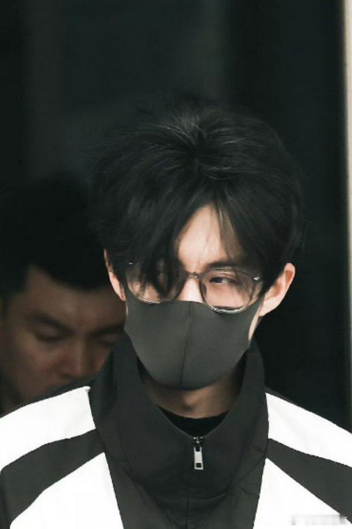 狂喜预警！棣月系粉丝盼了三年的同框终于来啦！王鹤棣沈月现身好六录制，沈月优雅甜美