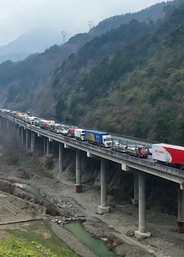 施工单位、监理方这时候怕是都捏着把汗吧？这么多大卡车堵成一团，这桥会不会有垮塌的